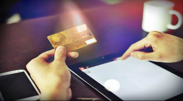 romanii sume record pentru cumparaturile online