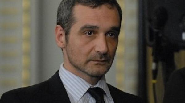 sebastian lazaroiu balena albastra detalii carte multe jocuri de putere de manipulare