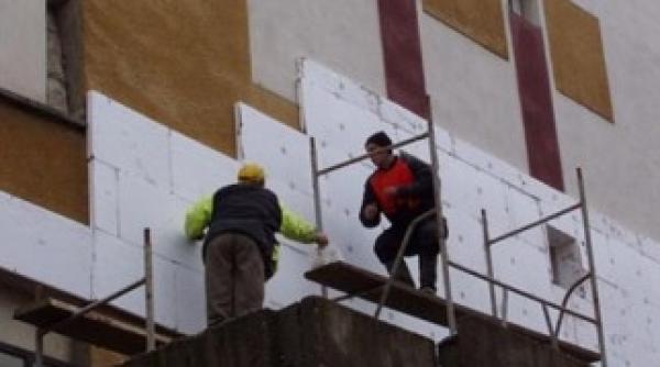 suceava batman ul dorel i izolarea blocului inut de picioare cu capul in jos foto