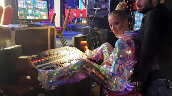 cat cere delia pentru a canta la o petrecere privata