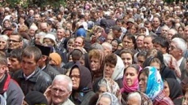 noul episcop de hu i ceremonie de intronizare mii de credincio i prezen i la slujba