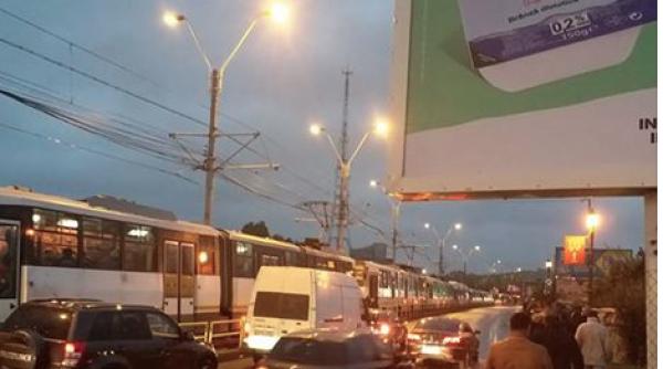 tramvaiul 41 blocat sute de oameni pe peroane in condi ii meteo severe