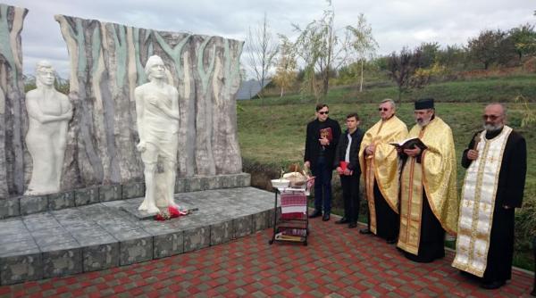 statuile lui mihai eminescu i veronica micle pe malul unui iaz