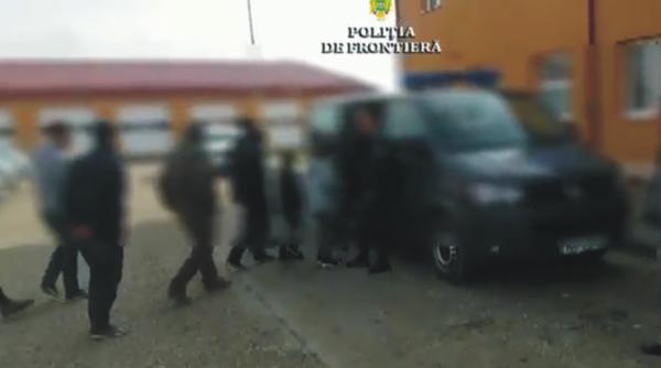 grup de migranti prins la frontiera