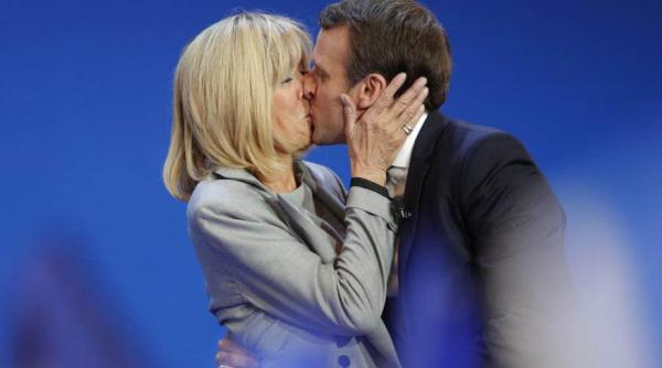 cum arata mama lui macron are aceea i varsta cu prima doamna a frantei