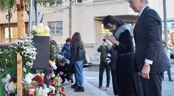 colectiv doi ani ambasadorul sua si sotia la memorialul de la club