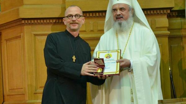 inca un actor ia drumul bisericii