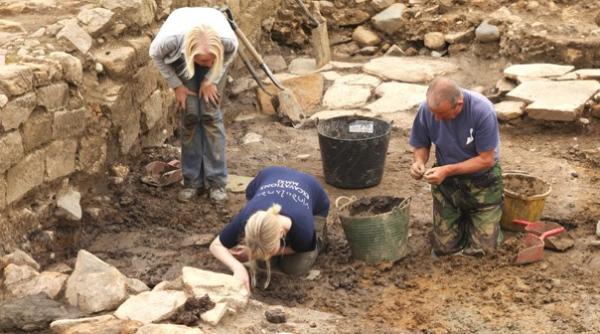 cautatori de comori lucian roma canu solu ie