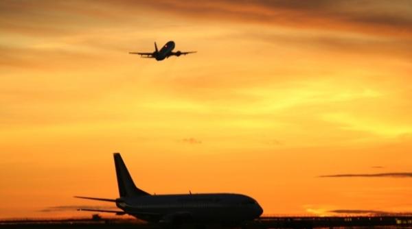 o stewardeza a cazut din avion incident grav video