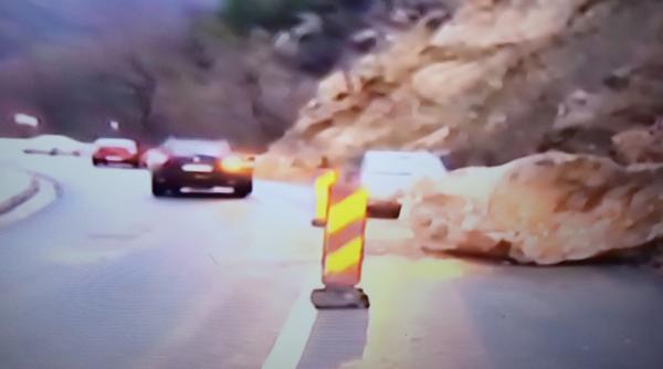 defileul jiului pietre cazute pe drum circula ie ingreunata