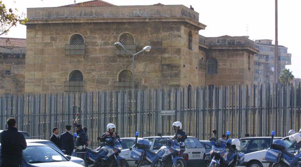 mii de euro despagubiri pentru un roman in detentie