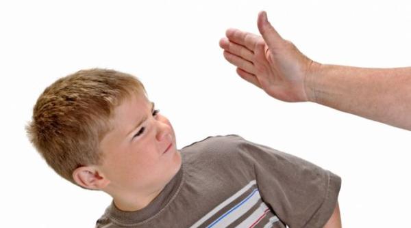 copil de cinci ani bagat in spital de propriul tata