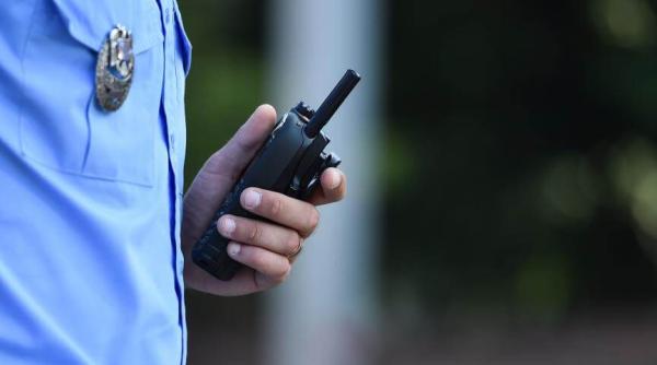 dolj  retinuti pentru furturi din societati comerciale  cu focuri de arma de avertisment