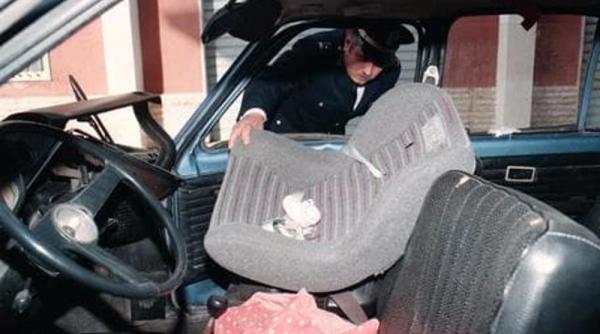 bebelu de opt luni i sora de doi ani abandona i in parcare