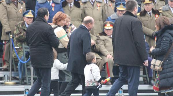 traian basescu inso it de to i nepo ii la parada de 1 decembrie foto
