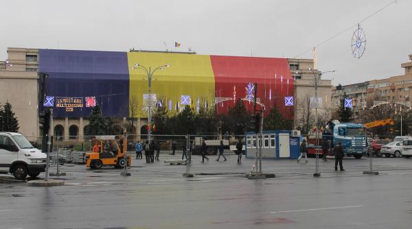 scandal in pia a victoriei ca iva protestatari incearca sa impiedice instalarea targului de craciun
