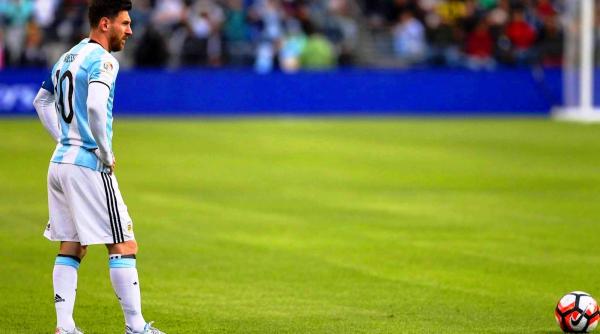 statuia lui messi vandalizata video