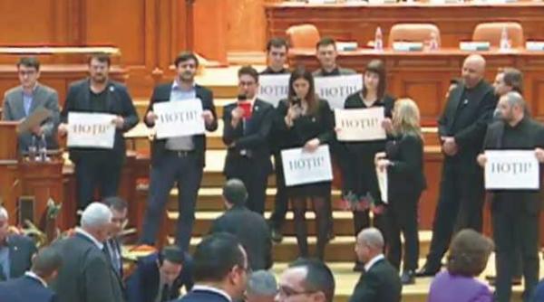 protest in plen al deputatilor usr