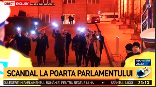 usr a blocat legile justi iei gest catre protestatari foto