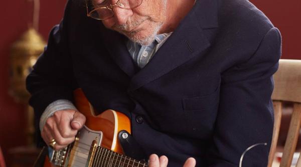 chris rea prabu it pe scena in timpul unui concert