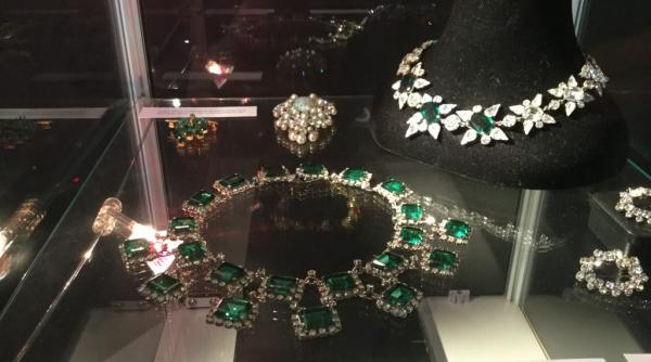 bijuterii false accesorii scumpe