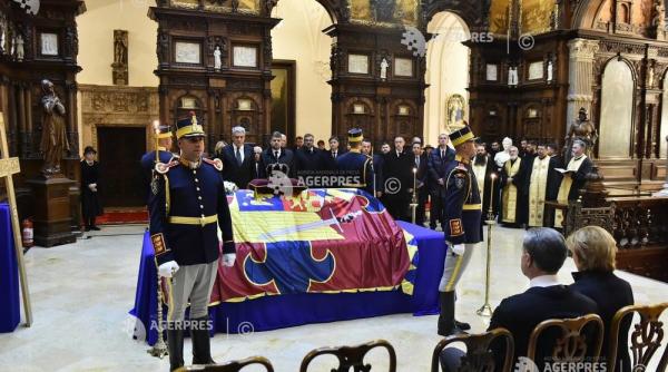 funeralii rege mihai cateva sute de persoane la arcul de triumf