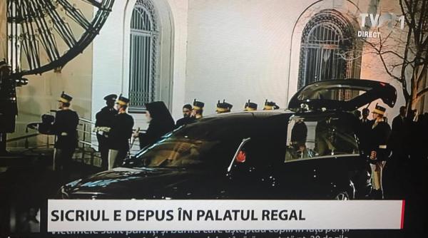 regele mihai la palatul regal gestul oamenilor prezenti
