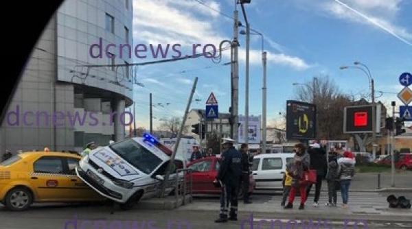 accident berzei ma ina de poli ie rasturnata peste un taxi