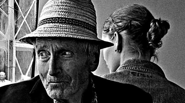 batran violat de tineri