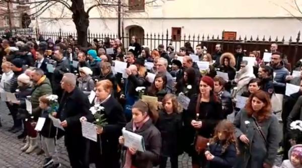 flashmob la psd sibiu protest mut in ziua funeraliilor regelui mihai video