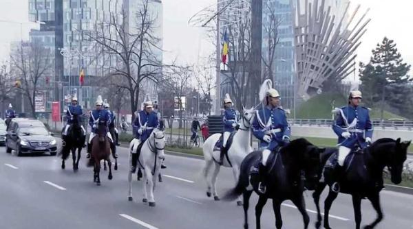 funeraliile regelui mihai  jandarmi calare insotesc cortegiul funerar de la arcul de triumf la gara baneasa