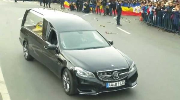 intrebarea care a inflamat facebook ul cu ce masina a fost transportat sicriul regelui mihai