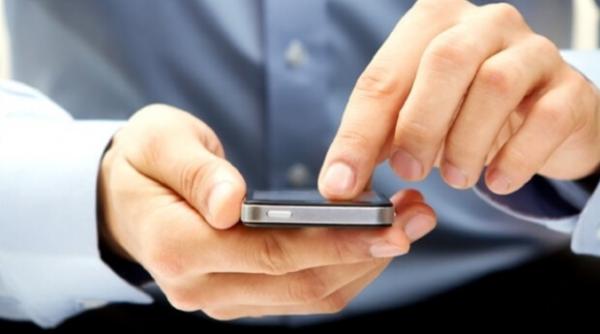 telefoane mobile langa pat sau corp studiu sua