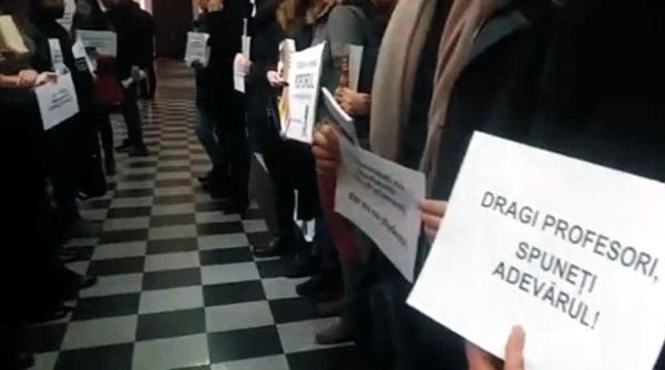 protest studentesc in fata facultatii de drept iasi