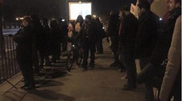 lan uman in jurul parlamentului protest e uat mai mul i oameni la targul de craciun