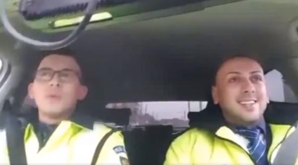 poli istul de la rutiera colinde in ma ina viralul zilei