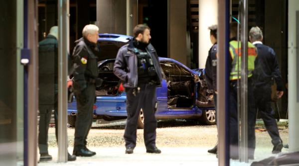 panica in berlin un barbat a intrat cu masina in sediul partidului social democrat