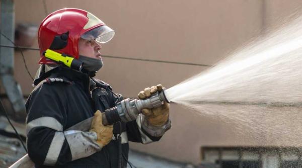 incendiu sfantu gheorghe o femeie a murit 45 de persoane evacuate