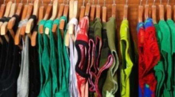 o femeie colecteaza hainele persoanelor asaltate