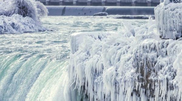 cascada niagara a inghetat foto