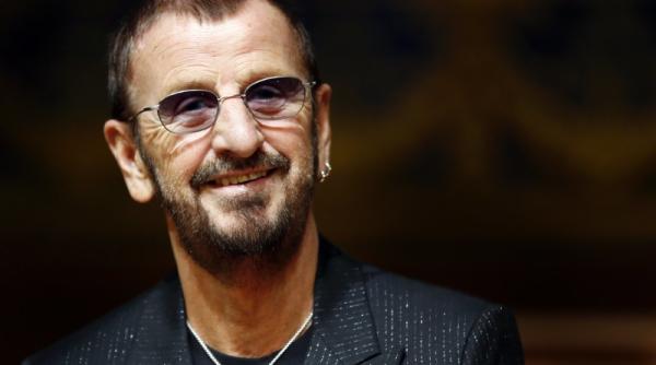 ringo starr barry gibb si hugh laurie decora i de regina elisabeta a ii a