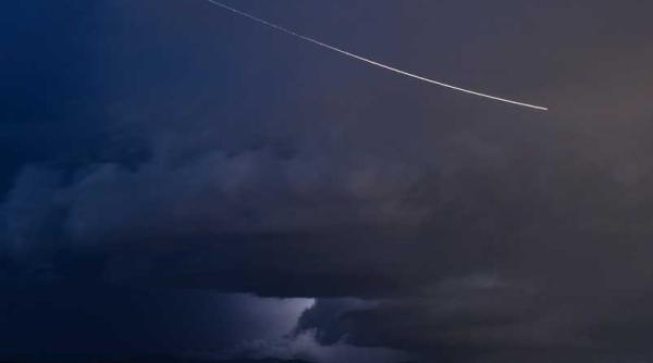 noua aparitie bizara in bucuresti cometa sau obiect arzand