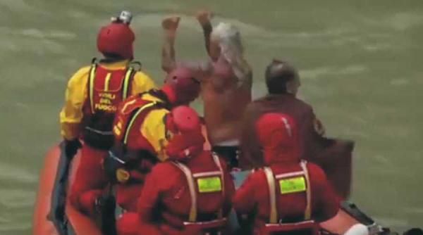 traditia sariturii in apele tibrului respectata si anul acesta