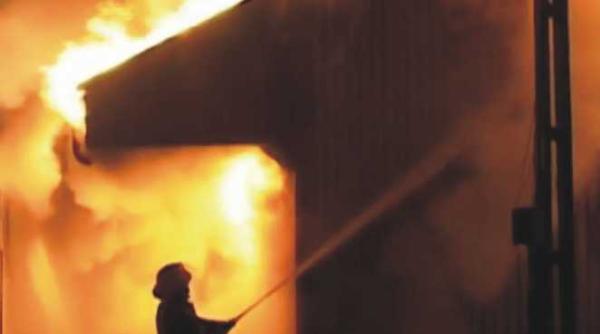 incendiu curtea de arge zece persoane au ramas fara locuin a