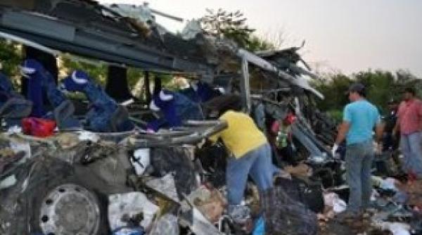 zeci de morti dupa ce un autocar a cazut intr o prapastie de 100 metri