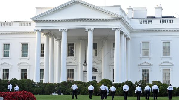 trump bannon dispozitivele electronice interzise in casa alba