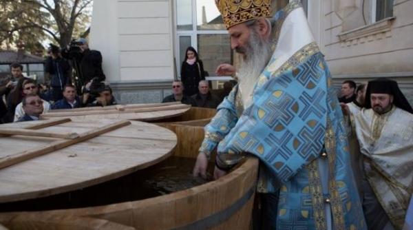 boboteaza 6 ianuarie 2018 butoaie de aghiasma in curtea mitropoliei
