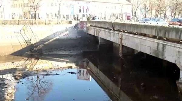 decolmatarea canalului dambovita mii de metri cubi de gunoaie