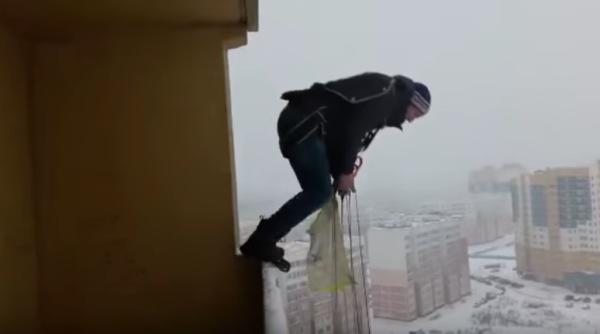 salt cu para uta de la balcon aterizare incredibila video