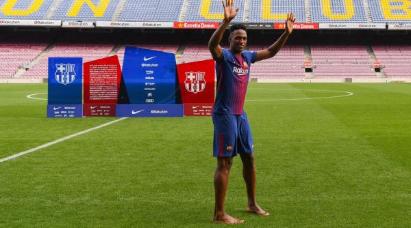 yerry mina fc barcelona a pa it descul la prezentarea oficiala